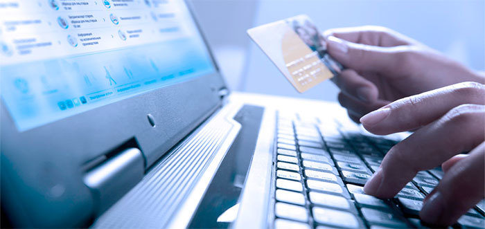Беларусы стали втрое больше платить в интернете банковскими картами