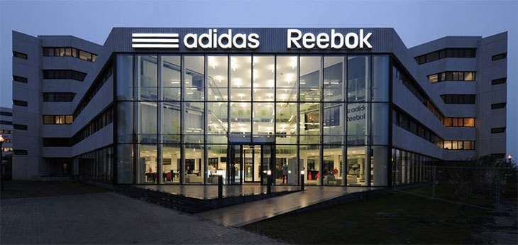 Reebok снова стал американским: Adidas решил избавиться от известного спортивного бренда