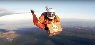 Главным героем видеоролика OZ, посвященного сервису доставки, стал парашютист