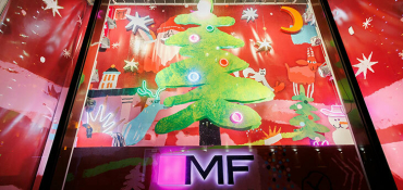 ГУМ открыл новогоднюю витрину из арт-объектов