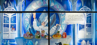 Сервис доставки еды в Яндекс Go оформил новогодние витрины в ЦУМе