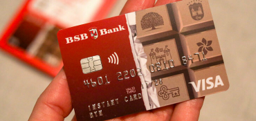 В белорусских супермаркетах и на АЗС теперь можно купить мгновенную банковскую карту