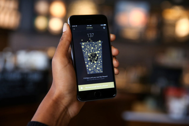 Как работает программа лояльности Starbucks и чем она привлекает постоянных посетителей?