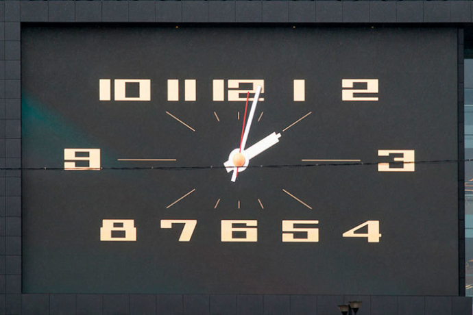  Galleria Minsk часы на экране фасада Илья Буяльский Богдан Коровец