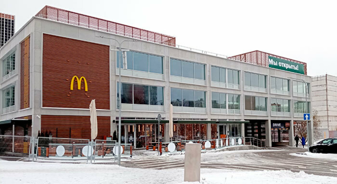  Белорусский McDonald’s вернул логотип «Вкусно и точка» в Минске