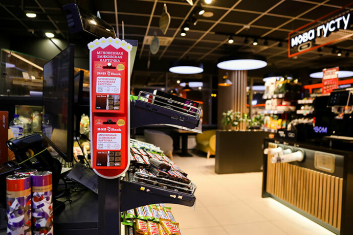  В белорусских супермаркетах и на АЗС теперь можно купить банковскую карту