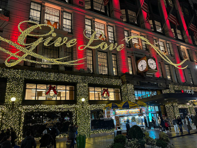 Праздничные витрины NYC 2025–2026: уроки для ритейла перед новым сезоном