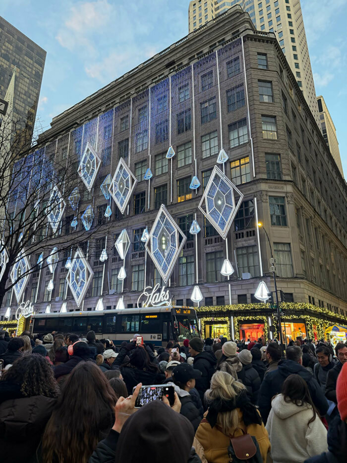 Праздничные витрины NYC 2025–2026: уроки для ритейла перед новым сезоном