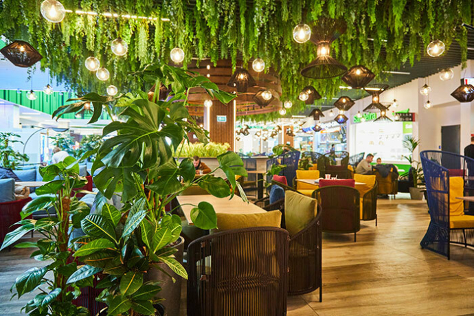 В ТРЦ Palazzo открылся первый в стране фудхолл Foresto с субтропическим садом