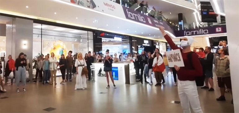 Какие флэшмобы проходили за последние недели в беларусских торговых центрах
