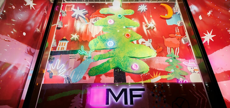 ГУМ открыл новогоднюю витрину из арт-объектов